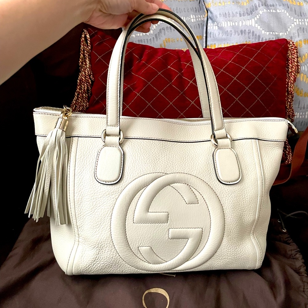 Aunthentic Gucci leather handbag with tassle